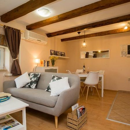 Studio Apartments Malu Пула Екстериор снимка