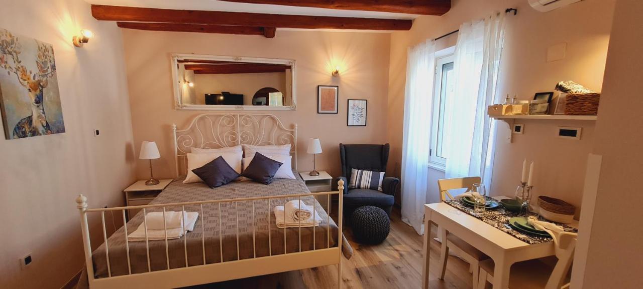Studio Apartments Malu Пула Екстериор снимка