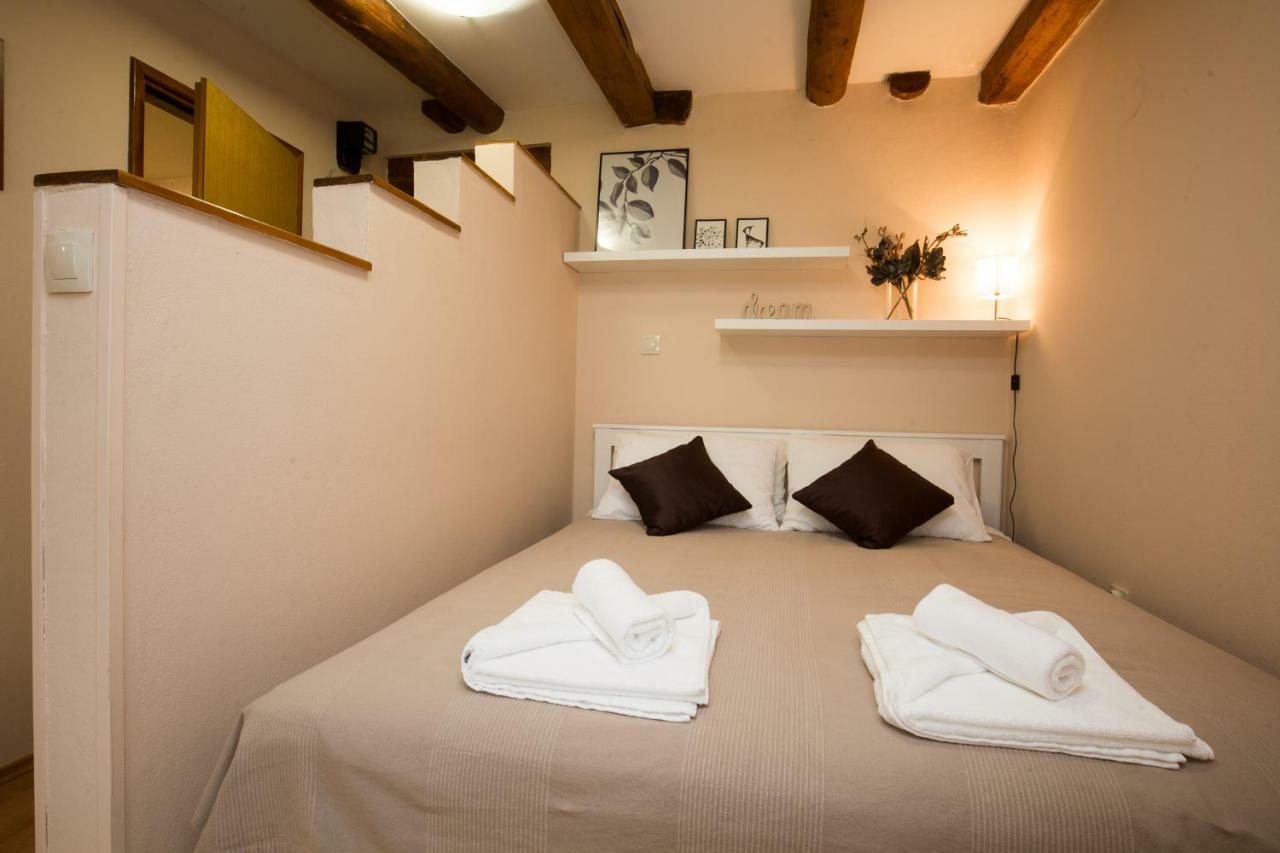 Studio Apartments Malu Пула Екстериор снимка