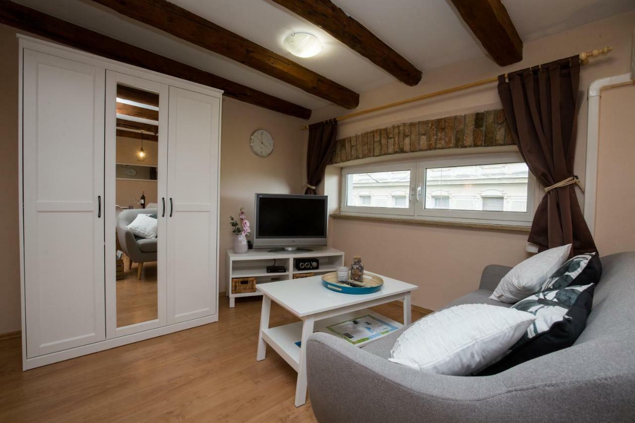 Studio Apartments Malu Пула Екстериор снимка