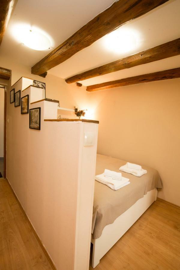 Studio Apartments Malu Пула Екстериор снимка